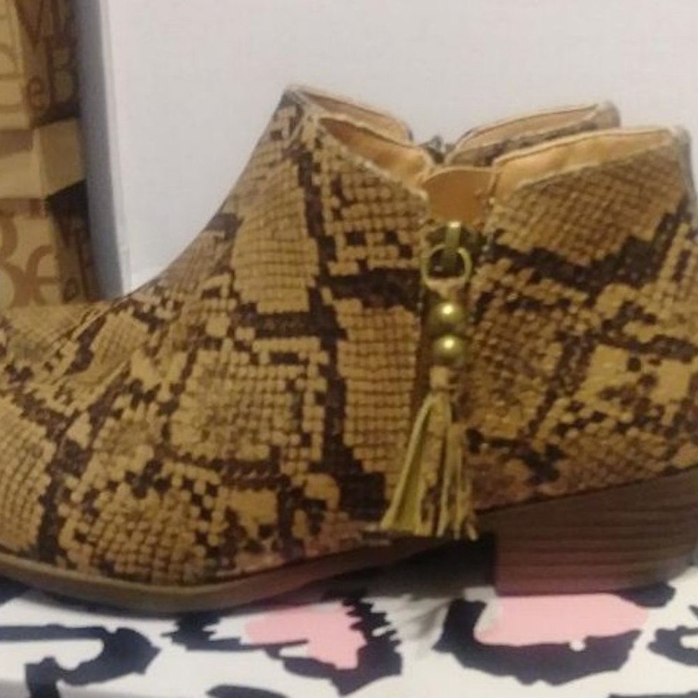 MATA Recall-4 Brown Snake print bootie size 8